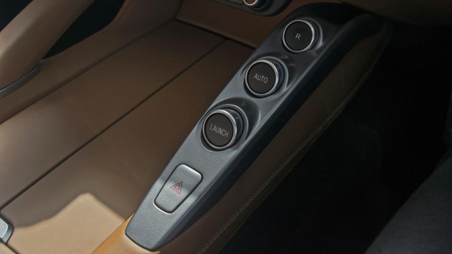 Детали интерьера Ferrari GTC4Lusso 2016 года  (AU) (фото 22 из 32)